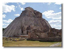 2005 01 18 2 Uxmal pyramid front